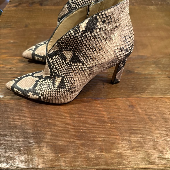 Vince Camuto Sestrinda Snake Print Pointed Toe Leather Heeled Ankle Booties Sz 7 - Picture 4 of 9